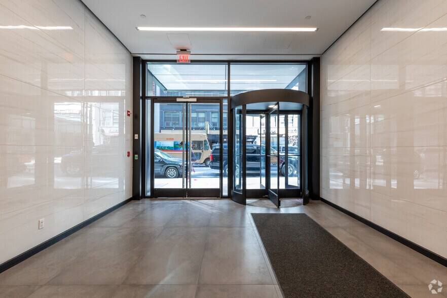 244-250 W 54th St, New York, NY à louer - Hall d’entrée – Image 2 sur 12