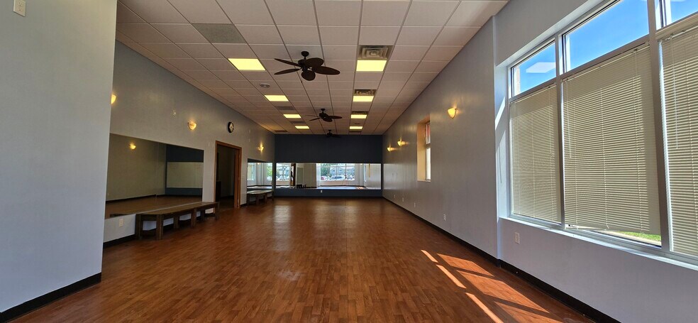 700 Norway Dr, Annandale, MN à louer - Photo de l’immeuble – Image 3 sur 17