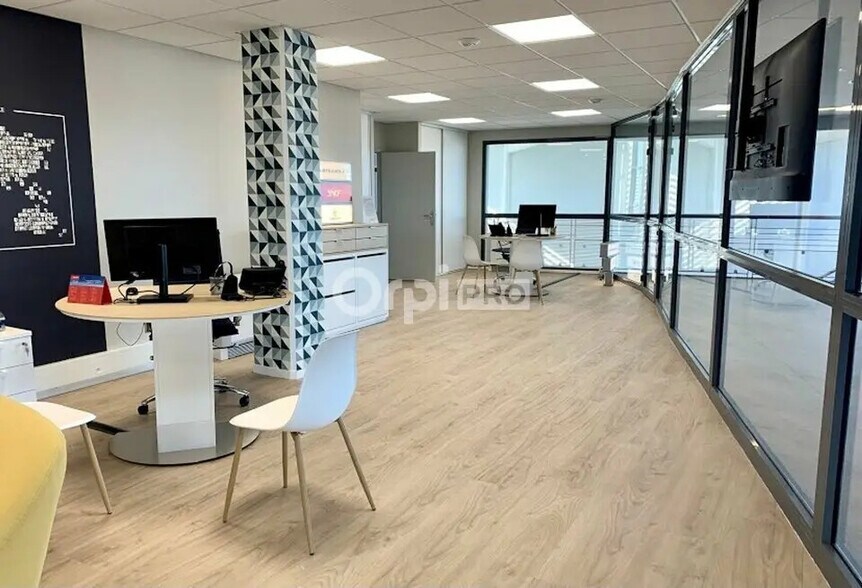 Local commercial dans Uzein à louer - Photo intérieure – Image 1 sur 2