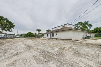 170 Enterprise Ave SE, Palm Bay, FL à louer Photo de l’immeuble– Image 2 sur 17