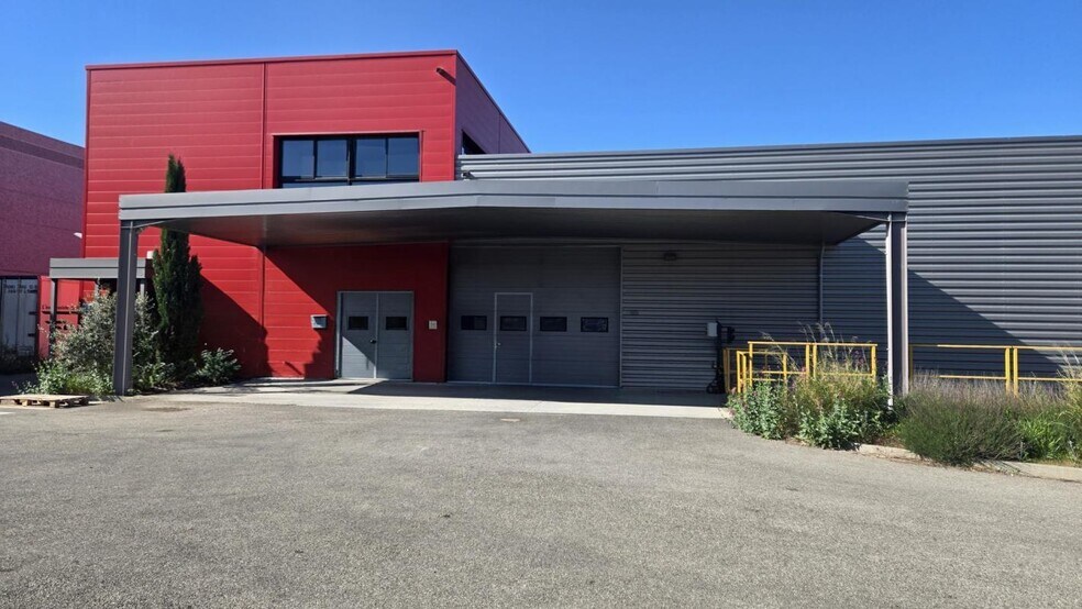 Local d'activités dans Signes à vendre - Photo de l’immeuble – Image 3 sur 11