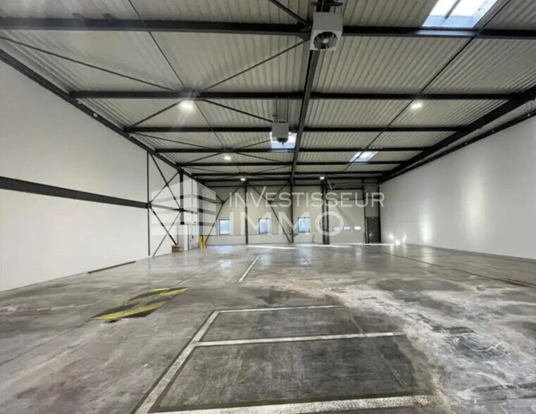 Bureau dans La Courneuve à louer - Photo de l’immeuble – Image 3 sur 5