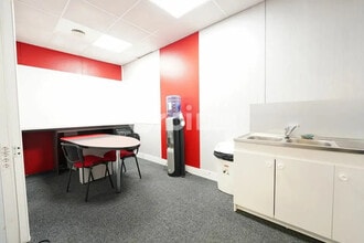 Bureau dans Saint-Genis-Laval à vendre Photo intérieure– Image 2 sur 7