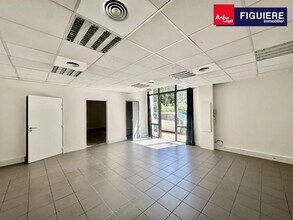 Local d’activités dans Châteauneuf-le-Rouge à louer Photo intérieure– Image 1 sur 4