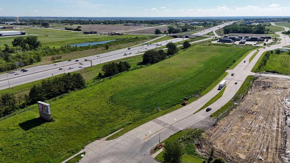 Plum Dr, Urbandale, IA à vendre - Photo de l’immeuble – Image 2 sur 6