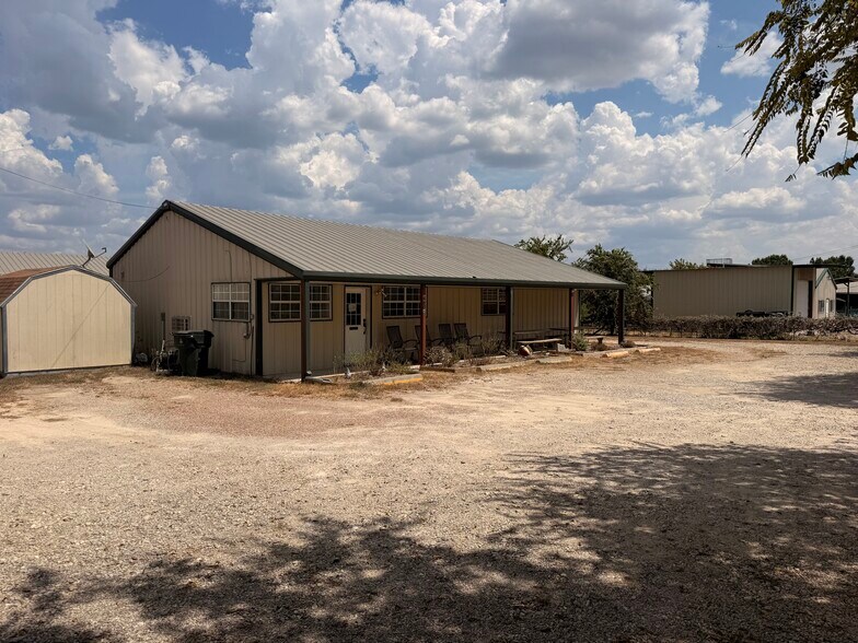 460 Jones Ave, Blanco, TX à louer - Photo de l’immeuble – Image 2 sur 15
