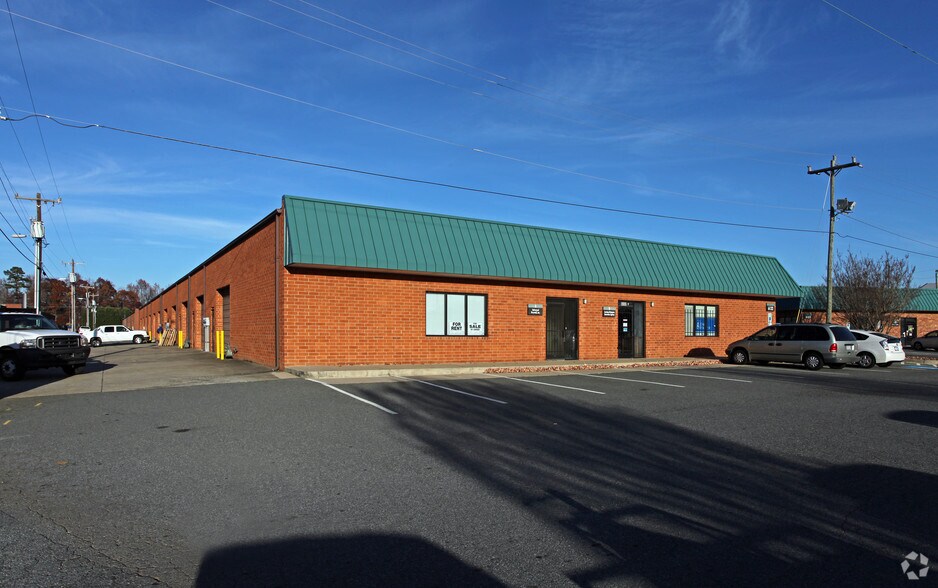 6132 Brookshire Blvd, Charlotte, NC à louer - Photo principale – Image 2 sur 6