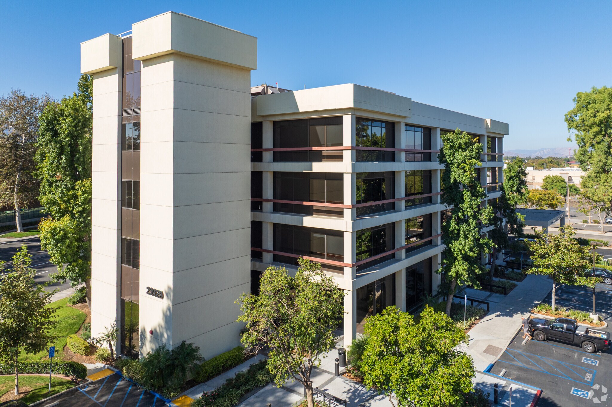 23929 Valencia Blvd, Valencia, CA à louer Photo de l’immeuble– Image 1 sur 16