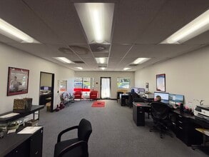 8841-8863 Canoga Ave, Canoga Park, CA à louer Photo intérieure– Image 2 sur 5