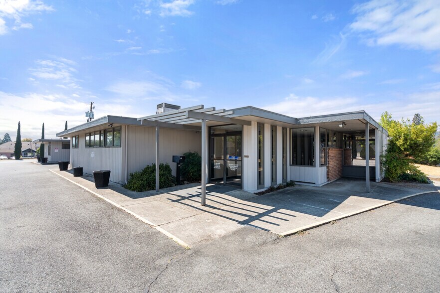 125 NE Manzanita Ave, Grants Pass, OR à vendre - Photo de l’immeuble – Image 2 sur 28