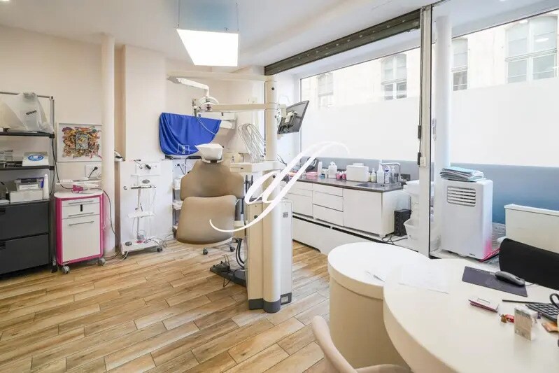 Local commercial dans Paris à vendre - Photo de l’immeuble – Image 2 sur 14