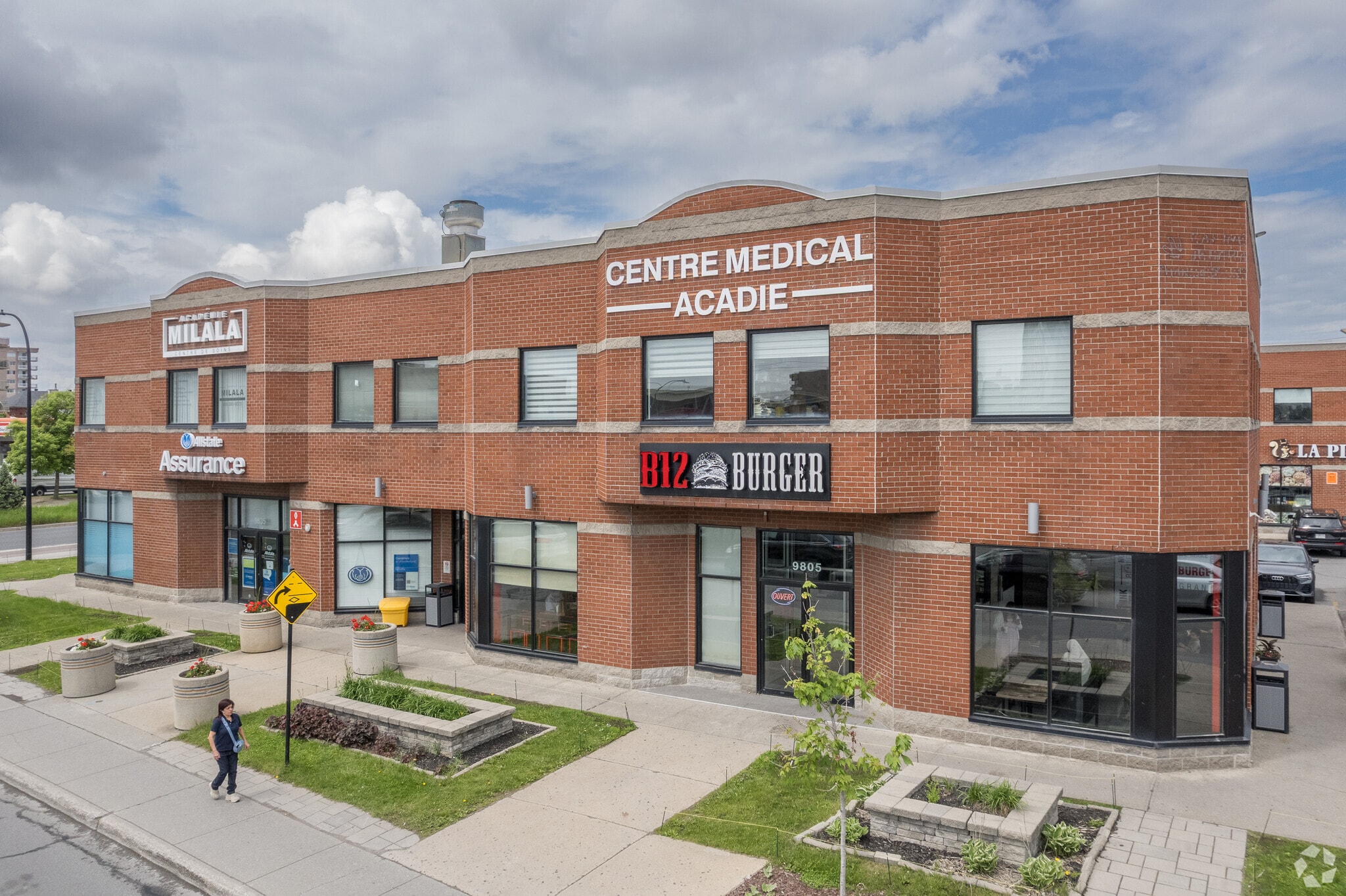 9825 Boul De L'acadie, Montréal, QC à louer Photo de l’immeuble– Image 1 sur 12