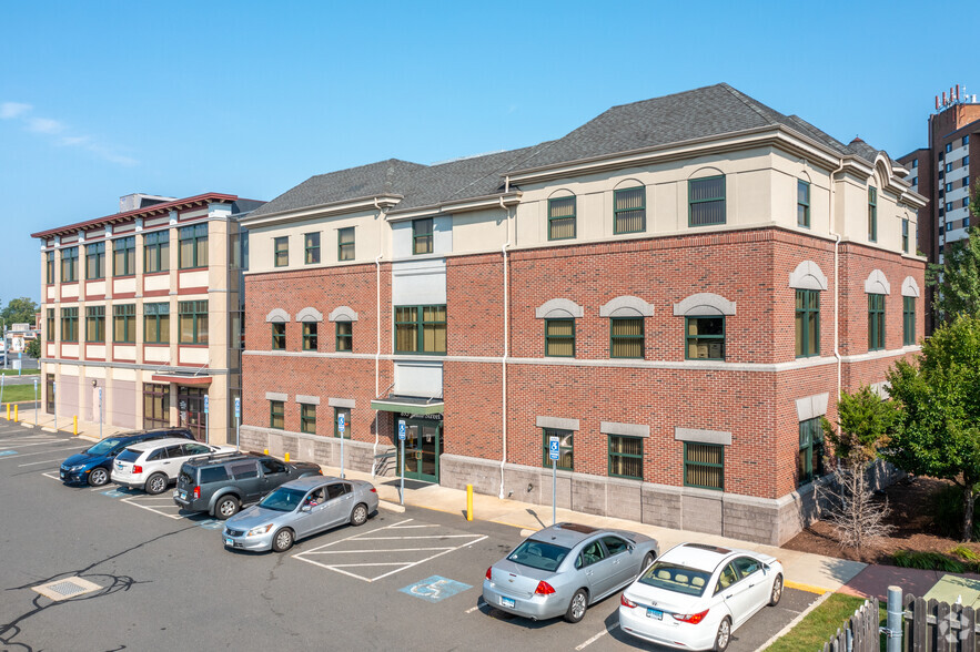 893 Main St, East Hartford, CT à louer - Photo de l’immeuble – Image 3 sur 17
