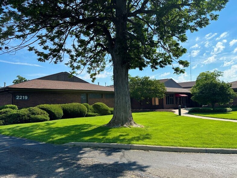 2211-2219 Arbor Blvd, Dayton, OH à louer - Photo de l’immeuble – Image 2 sur 7