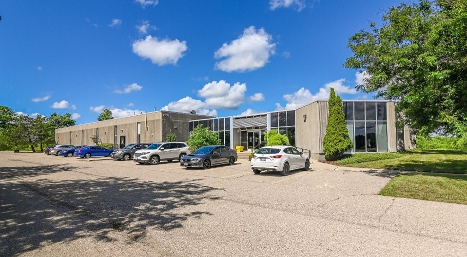 546 Governors Rd, Guelph, ON à louer - Photo de l’immeuble – Image 2 sur 6