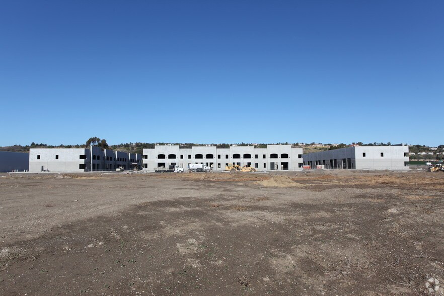 735 W Ventura Blvd, Camarillo, CA à louer - Photo de l’immeuble – Image 2 sur 3