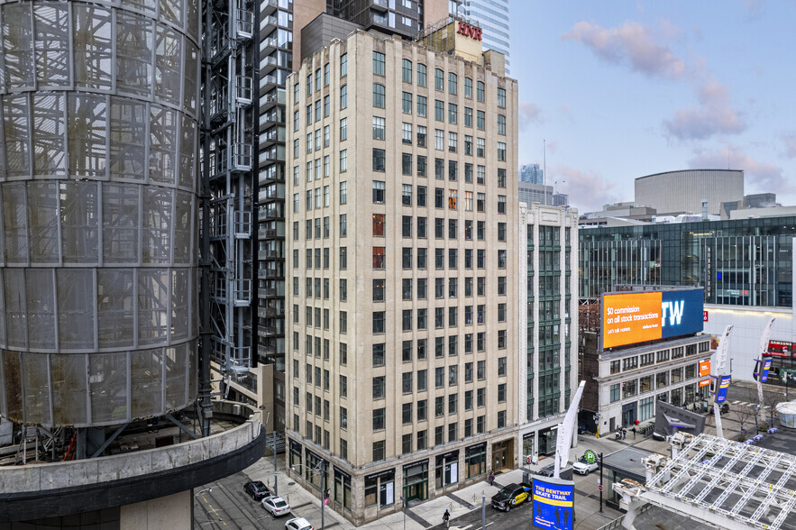 21 Dundas Sq, Toronto, ON à louer - Photo de l’immeuble – Image 1 sur 5