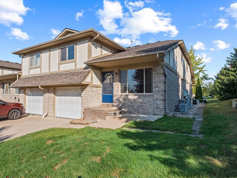 38227 Schoenherr Rd, Sterling Heights, MI à vendre - Photo de l’immeuble – Image 2 sur 14