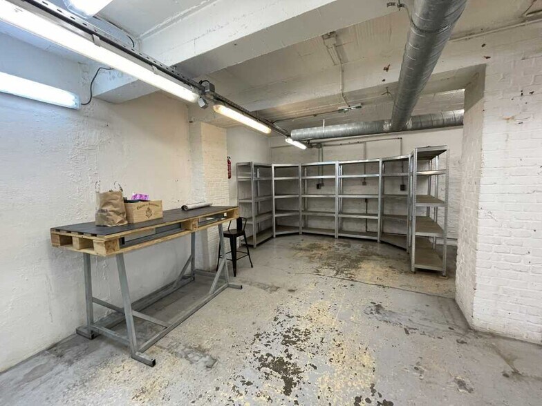 Immeuble residentiel dans Paris à vendre - Photo intérieure – Image 3 sur 7