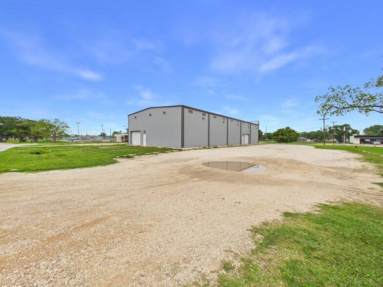 431 S 17th St, West Columbia, TX à louer - Photo de l’immeuble – Image 3 sur 30
