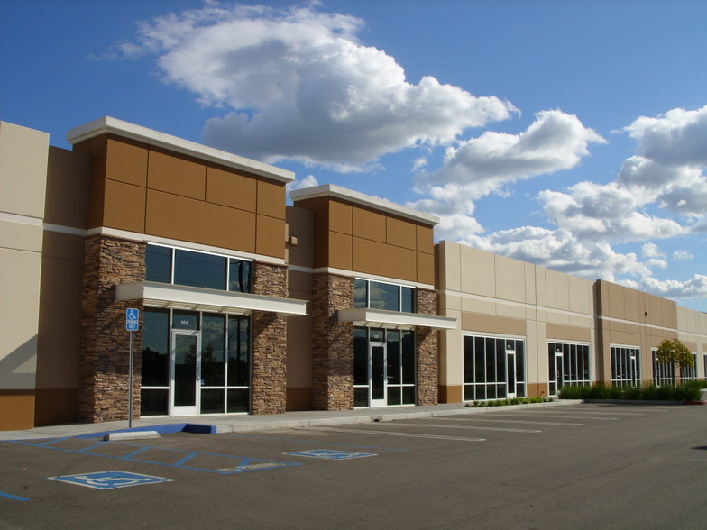 350 E Commercial Rd, San Bernardino, CA à louer - Photo de l’immeuble – Image 3 sur 5