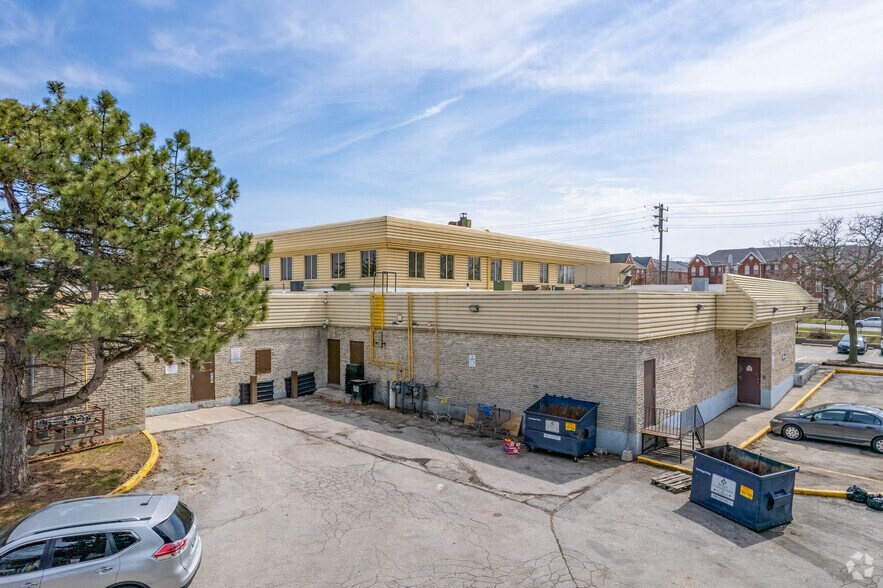 1001 Sandhurst Cir, Toronto, ON à louer - Photo de l’immeuble – Image 3 sur 6
