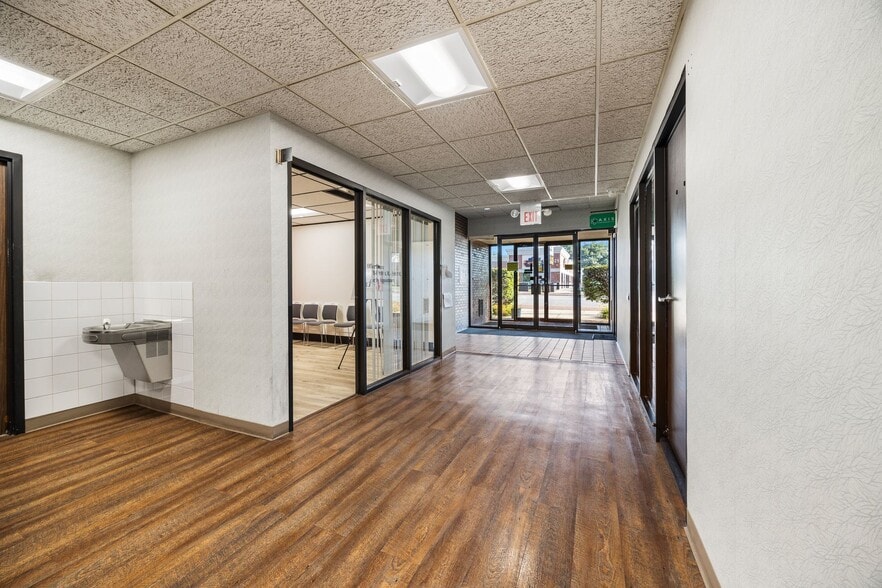 7000 W 111th St, Worth, IL à vendre - Hall d’entrée – Image 3 sur 43