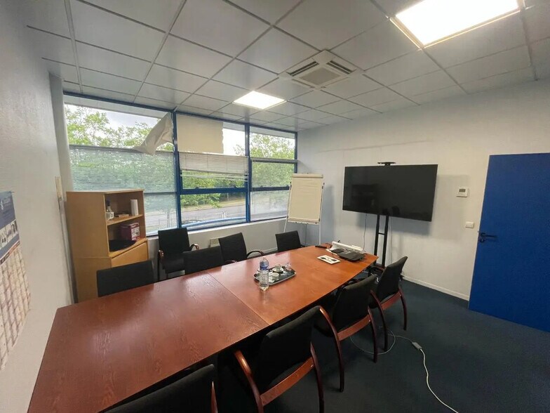 Bureau dans Vigny à louer - Photo de l’immeuble – Image 3 sur 7