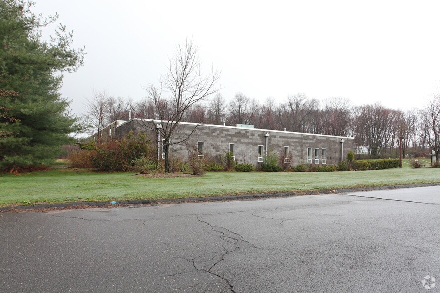 28 Britton Dr, Bloomfield, CT à vendre - Photo de l’immeuble – Image 2 sur 4