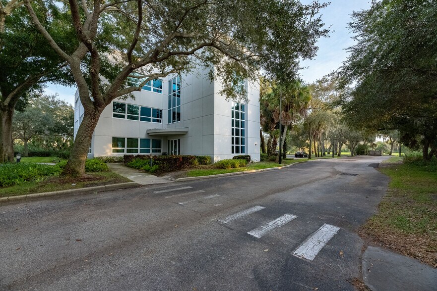 1735 W Hibiscus Blvd, Melbourne, FL à louer - Photo de l’immeuble – Image 3 sur 32
