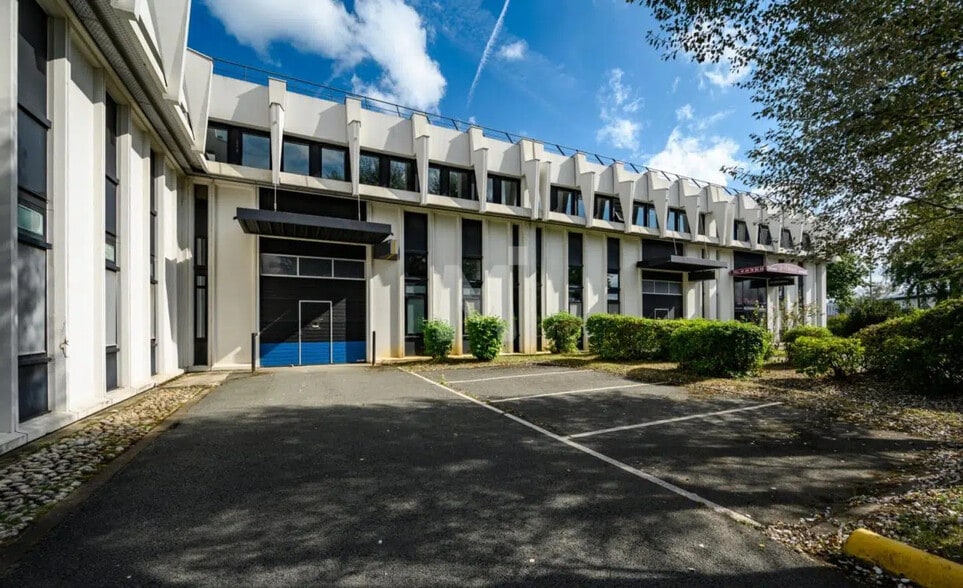 Local d’activités dans Évry-Courcouronnes à louer - Photo de l’immeuble – Image 2 sur 5