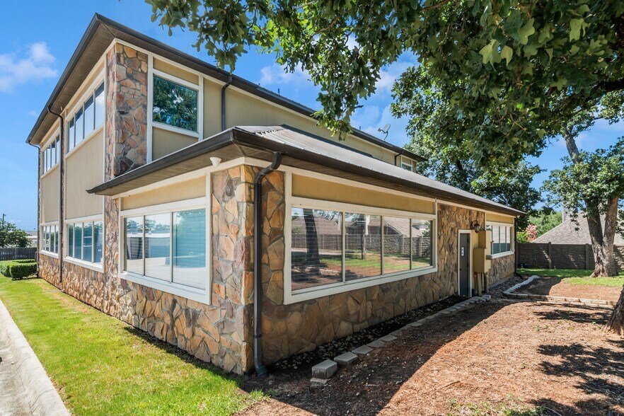 1812 Cindy Ln, Bedford, TX à vendre - Photo de l’immeuble – Image 3 sur 9