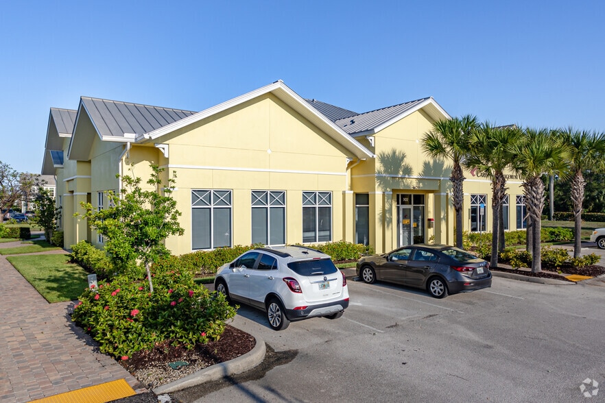 4670 Cardinal Way, Naples, FL à louer - Photo principale – Image 1 sur 4