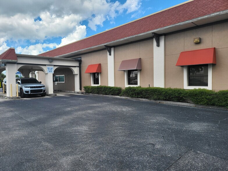 21229 Olean Blvd, Port Charlotte, FL à vendre - Photo de l’immeuble – Image 3 sur 16