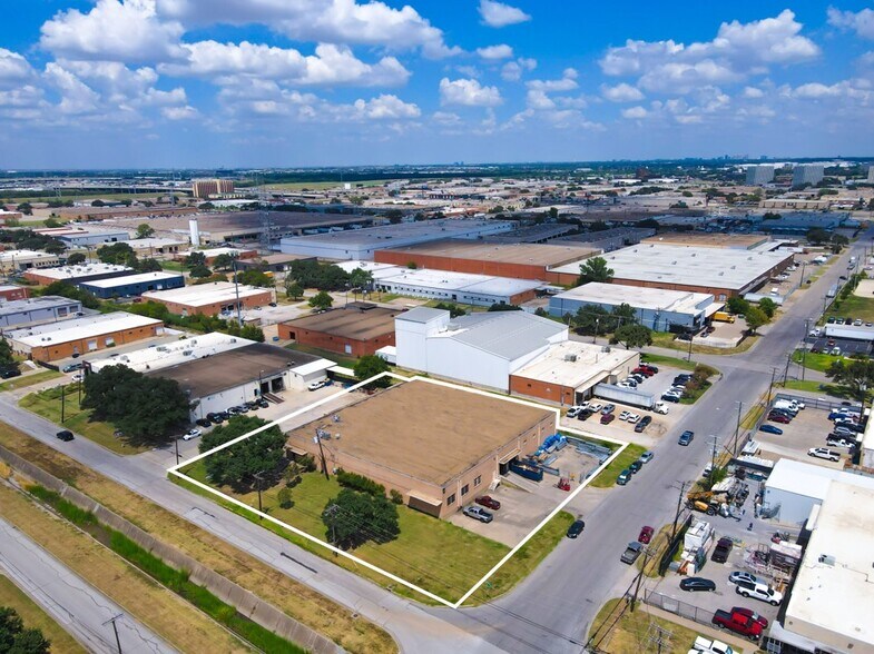 8408 Chancellor Row, Dallas, TX à vendre - Photo de l’immeuble – Image 2 sur 13