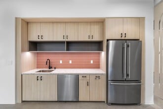 12544 High Bluff Dr, San Diego, CA à louer Photo intérieure– Image 2 sur 7