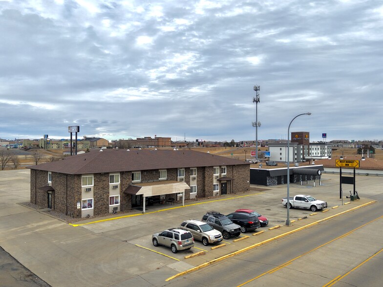 642 12th St W, Dickinson, ND à vendre - Aérien – Image 1 sur 7