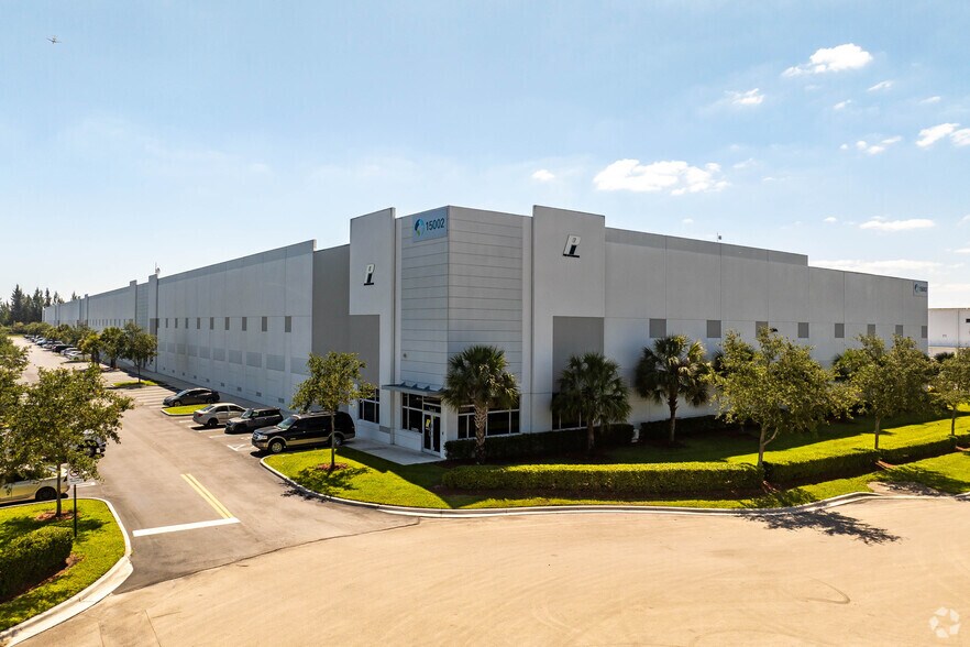 15002 NW 107th Ave, Hialeah Gardens, FL à louer - Photo principale – Image 1 sur 4