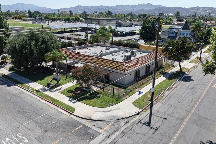 901 E Morton Pl, Hemet, CA à louer - Photo de l’immeuble – Image 1 sur 9