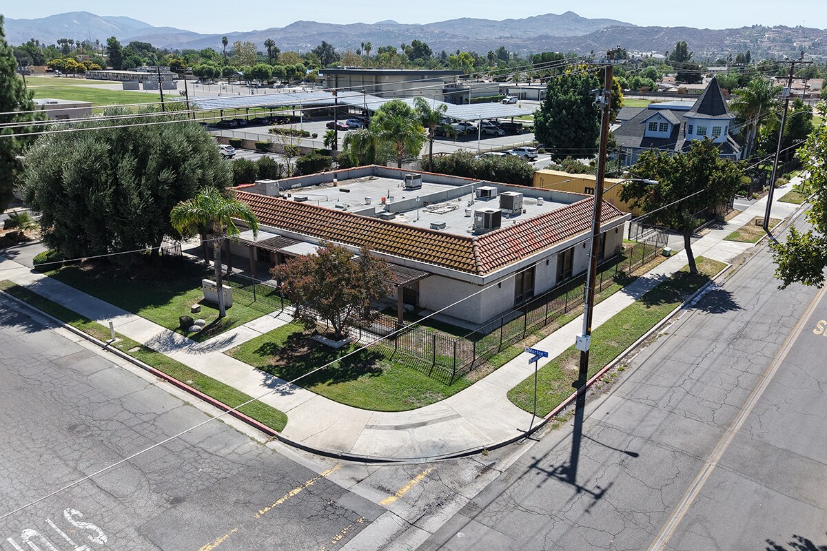 901 E Morton Pl, Hemet, CA à louer Photo de l’immeuble– Image 1 sur 10