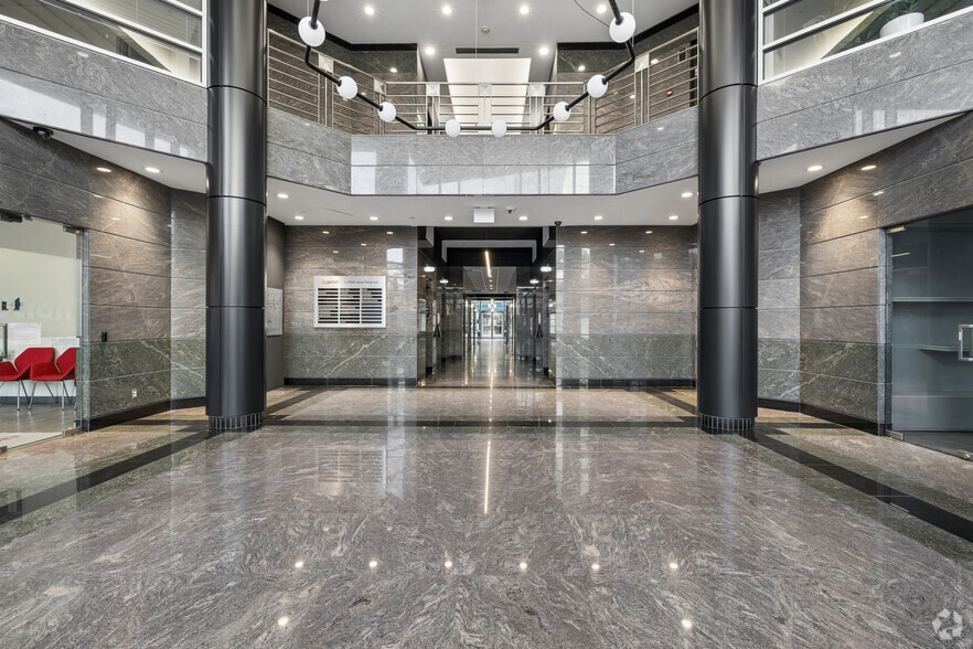 7100 Rue Jean-Talon E, Montréal, QC à louer - Hall d’entrée – Image 3 sur 9