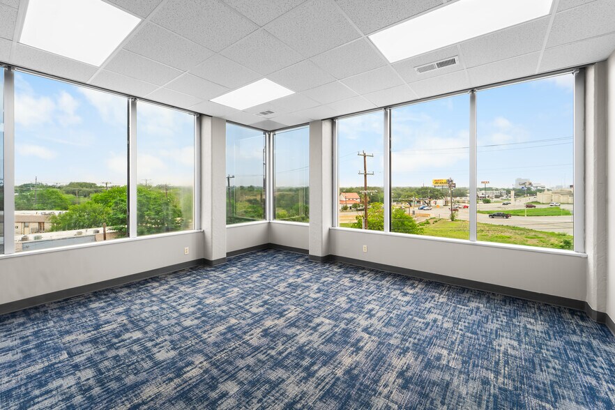1800 NE Loop 410, San Antonio, TX à louer - Photo de l’immeuble – Image 3 sur 23