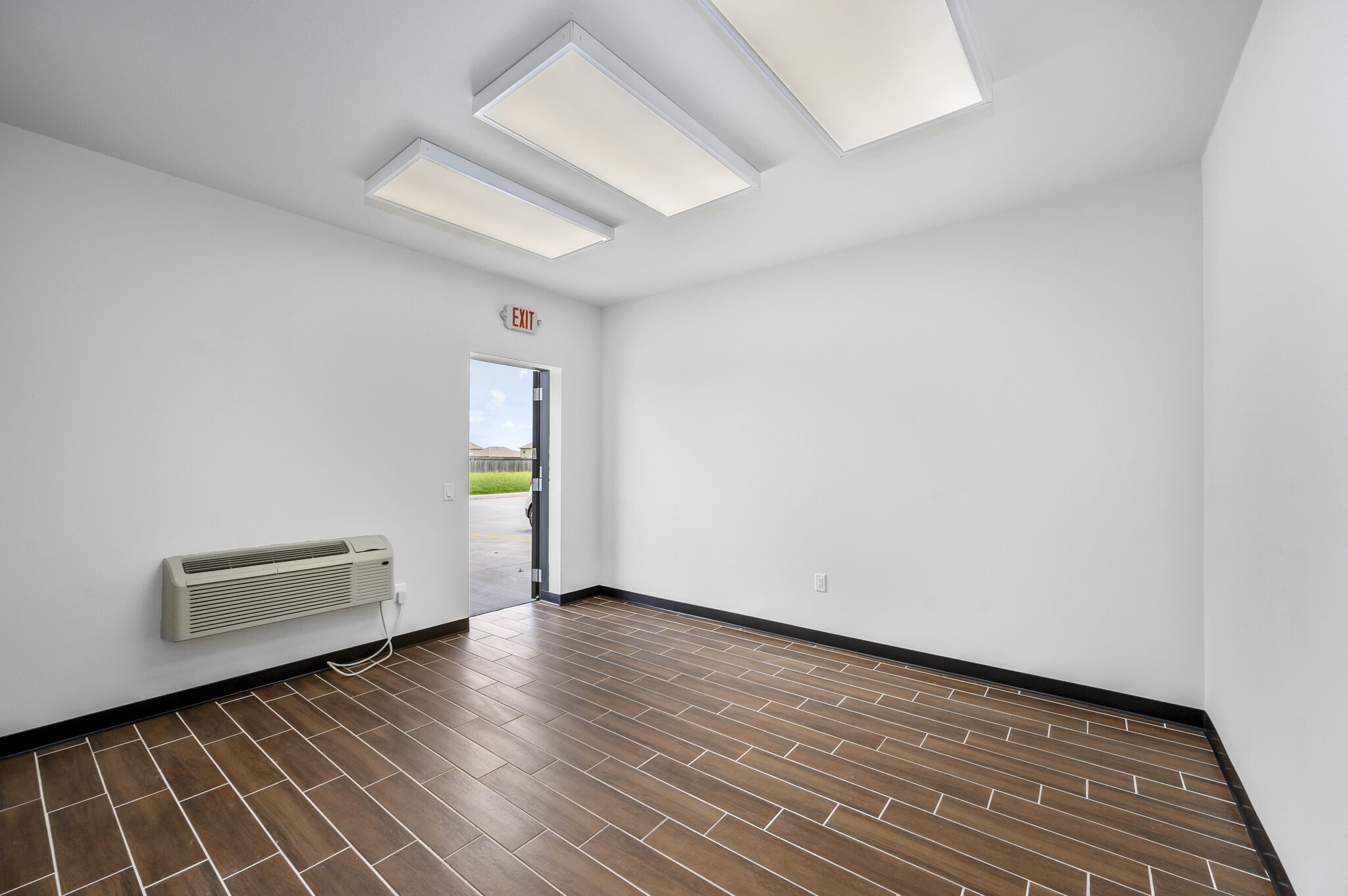 5517 Fm 2004 Rd, Hitchcock, TX à louer Photo intérieure– Image 1 sur 2