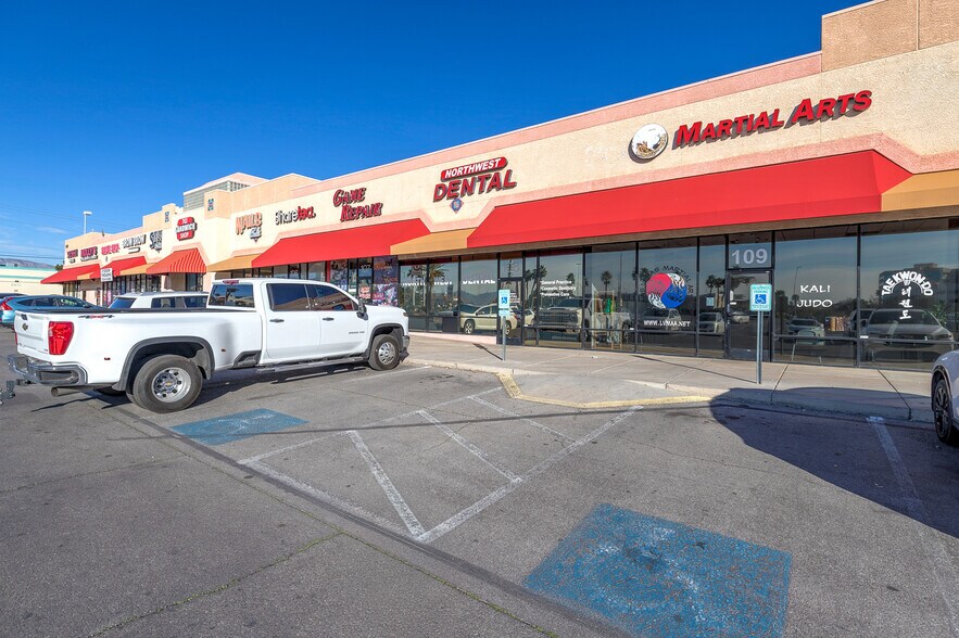 3250 N Tenaya Way, Las Vegas, NV à louer - Photo de l’immeuble – Image 3 sur 8