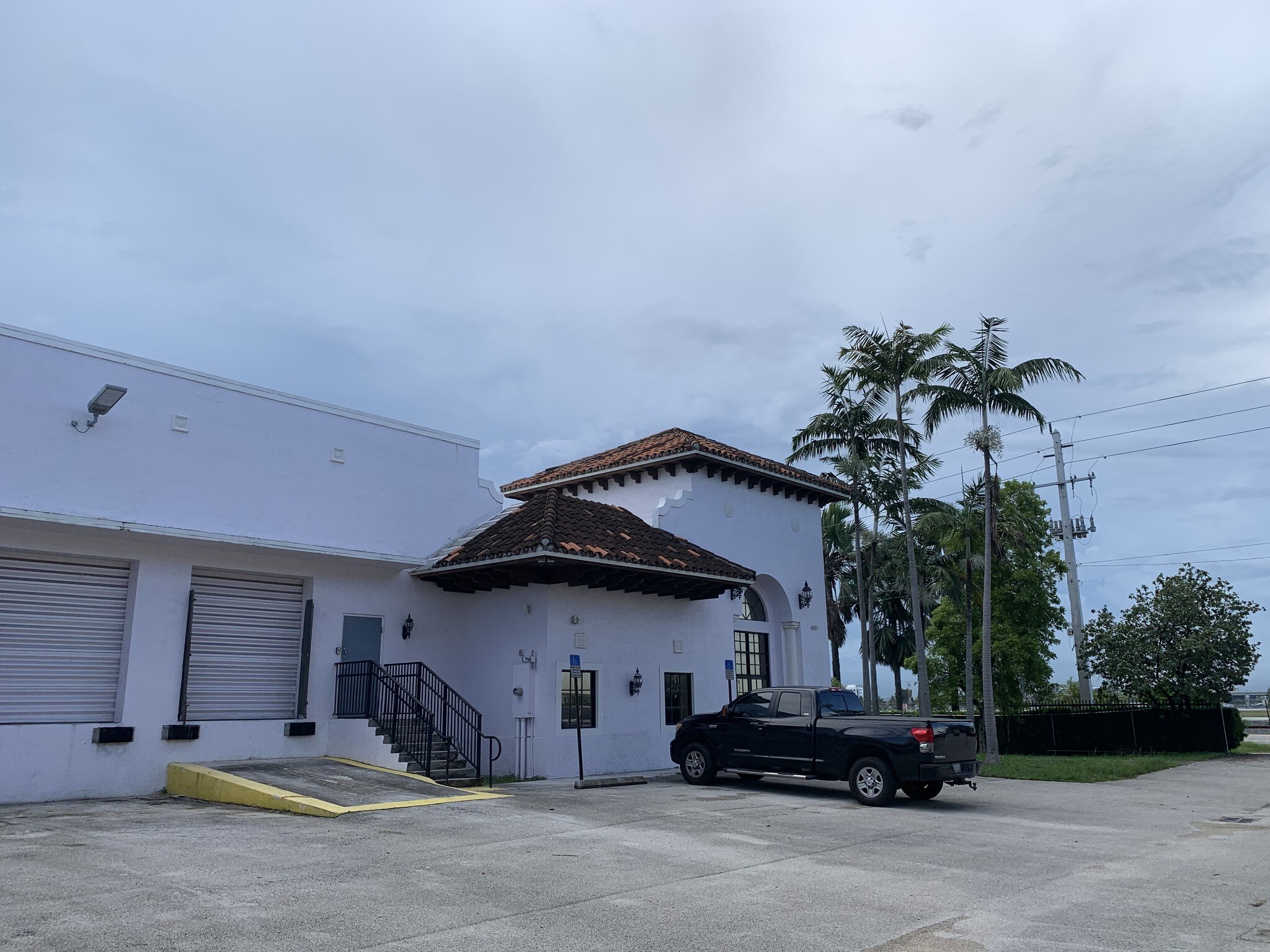 6951 NW 16th St, Miami, FL à louer Photo de l’immeuble– Image 1 sur 2
