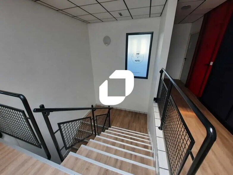 Bureau dans Les Ulis à louer - Photo de l’immeuble – Image 2 sur 11