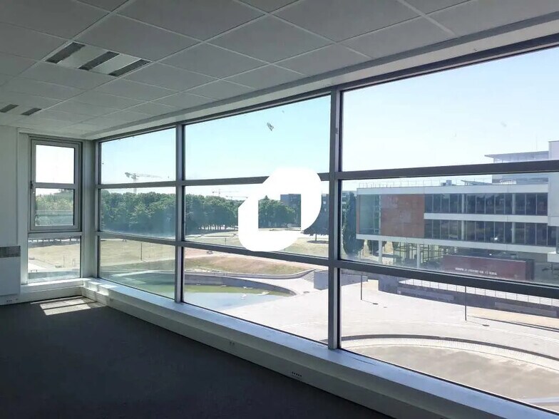 Bureau dans Guyancourt à louer - Photo de l’immeuble – Image 3 sur 5