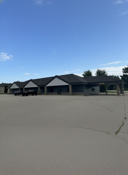 200 Golfview Rd, Cecil, WI à louer - Photo de l’immeuble – Image 1 sur 12
