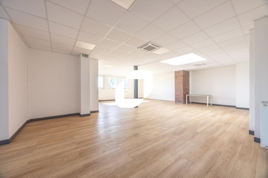 Bureau dans Vaux-le-Pénil à vendre - Photo intérieure – Image 2 sur 16