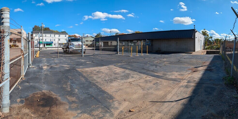 1122 Charles St, North Providence, RI à vendre - Photo de l’immeuble – Image 3 sur 14